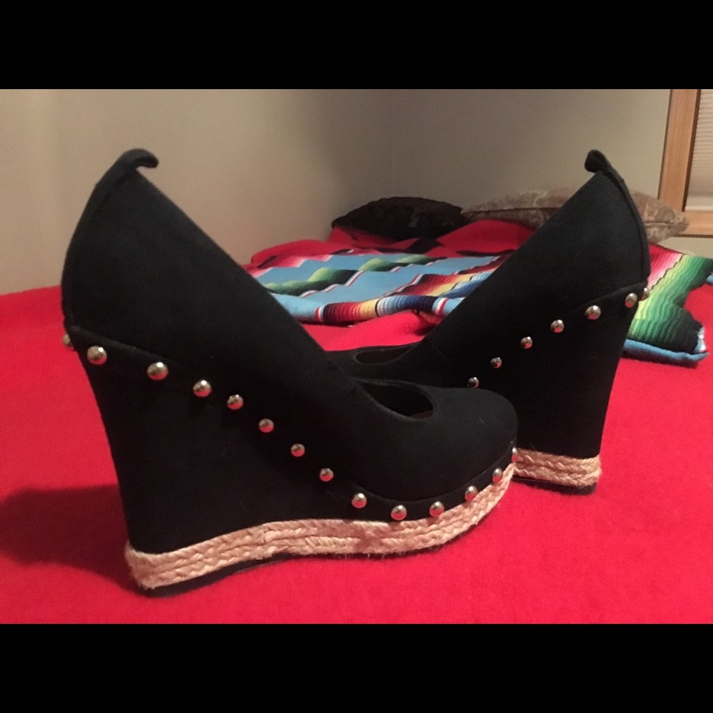 Gold detail black platform, w/thin insole, by ALDO